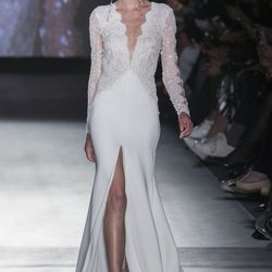 Vestido con abertura en la falda de Rosa Clará en la Barcelona Bridal Fashion Week 2018