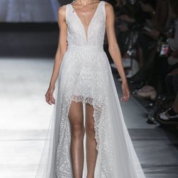 Vestido asimétrico de Rosa Clará en la Barcelona Bridal Fashion Week 2018