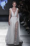 Vestido con transparencias y bordados de Rosa Clará en la Barcelona Bridal Fashion Week 2018