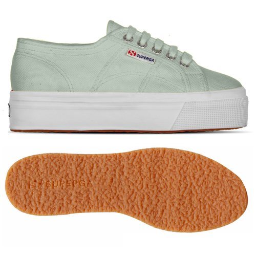 Zapatilla en color verde de la nueva línea en tonos pastel de Superga