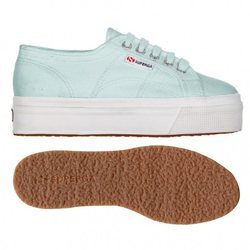 Zapatilla en color azul de la nueva línea en tonos pastel de Superga
