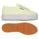 Zapatilla en color amarillo de la nueva línea pastel de Superga