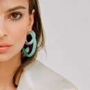 Emily Ratajkowski con varios modelos de la nueva colección de Alison Lou