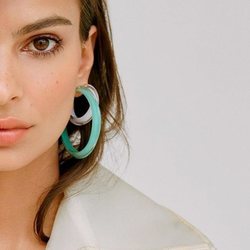 Emily Ratajkowski con varios modelos de la nueva colección de Alison Lou