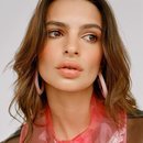 Emily Ratajkowski posa con el modelo rosa de la nueva colección de Alison Lou