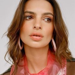 Emily Ratajkowski posa con el modelo rosa de la nueva colección de Alison Lou