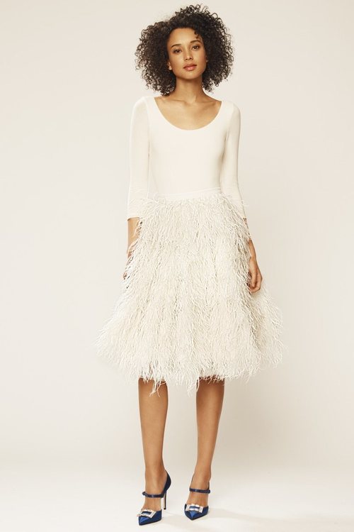 Falda cubierta de plumas de la colección novia primavera 2018 de Sarah Jessica Parker