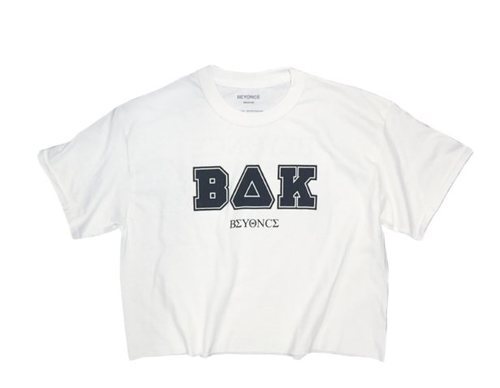 Crop top en color blanco de la colección de Beyoncé inspirada en Coachella