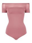 Body en color rosa con los hombros al aire de la firma Wolford de la campaña para el día de la madre 2018