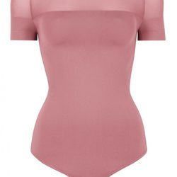 Body en color rosa con los hombros al aire de la firma Wolford de la campaña para el día de la madre 2018