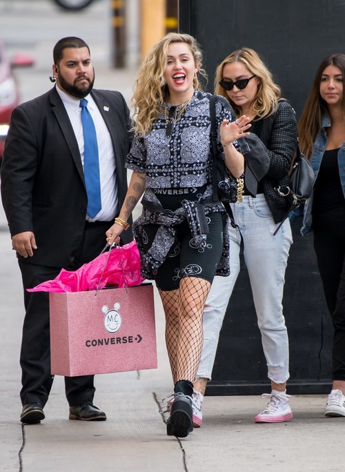 Miley Cyrus con un modelo de su colección para Converse