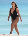 Ashley Graham con un bañador negro de tirante ancho de su nueva colección 2018