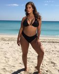 Ashley Graham con un bikini negro de su nueva colección 2018
