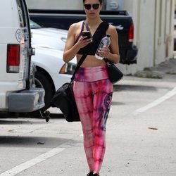 Adriana Lima con un conjunto deportivo en Miami 2018