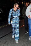 Rita Ora con un 'total look' de estampado de rayas paseando por Nueva York 2018