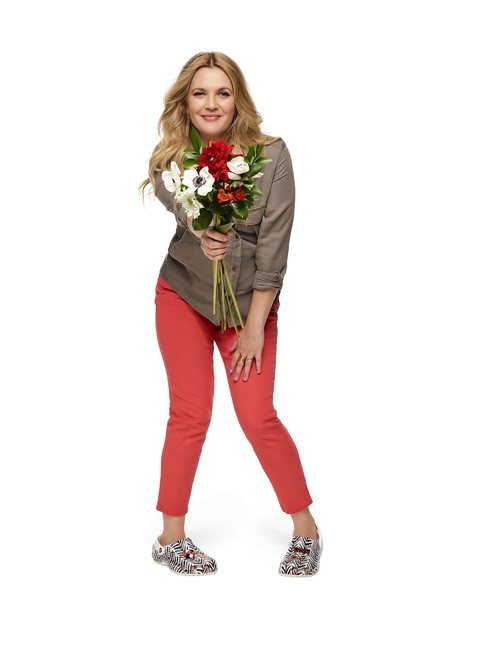Drew Barrymore con unos zuecos con estampado asimétrico de la nueva colección de Crocs 2018
