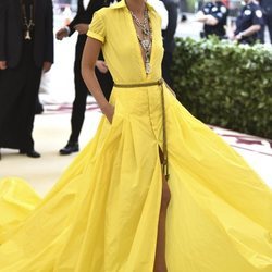Lily Aldridge con un vestido amarillo de Ralph Lauren en la Met Gala 2018
