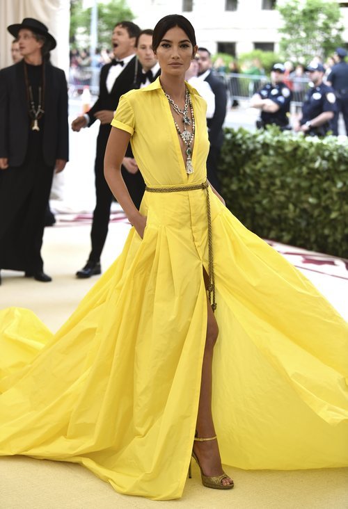 Lily Aldridge con un vestido amarillo de Ralph Lauren en la Met Gala 2018
