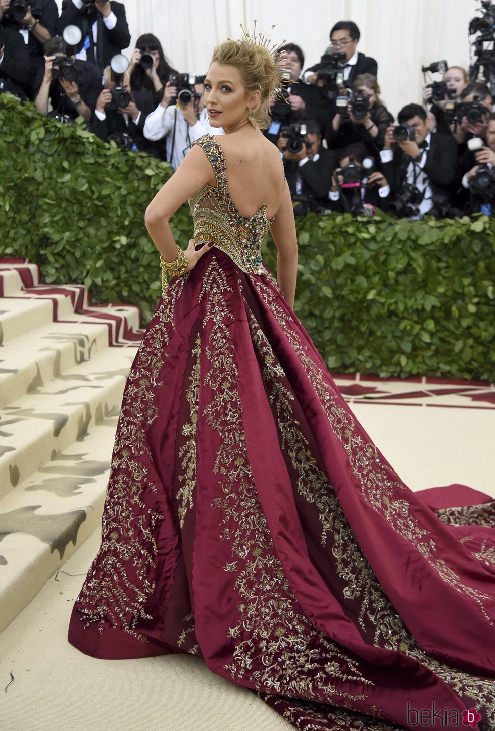 Blake Lively con un diseño de Versace en la Met Gala 2018