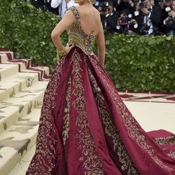 Blake Lively con un diseño de Versace en la Met Gala 2018