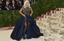 Donatella Versace con un vestido llamativo en la Gala Met 2018