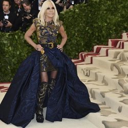 Donatella Versace con un vestido llamativo en la Gala Met 2018