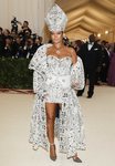 Rihanna con un mini vestido de perlas en la Gala MET 2018