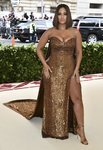Ashley Graham con un vestido largo de lentejuelas en la Gala MET 2018