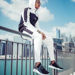 Modelo con zapatillas Puma AVID evoKNIT X DIAMOND 2018