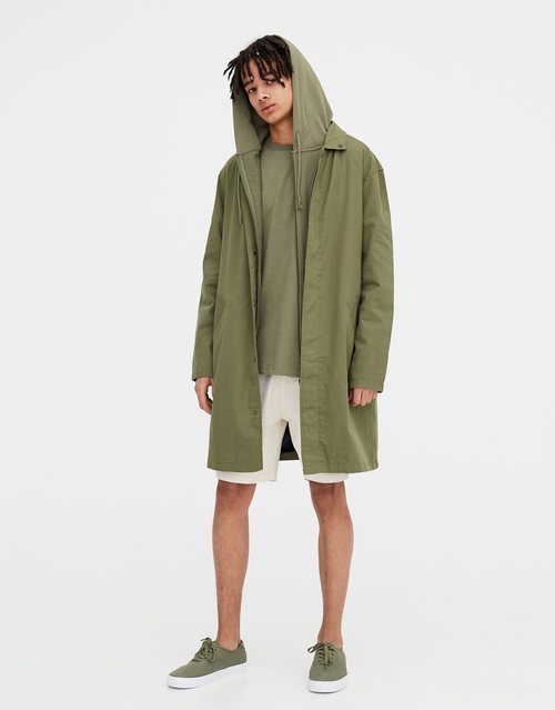 Parka de hombre en color verde oliva de la primera colección sostenible de Pull & Bear 2018