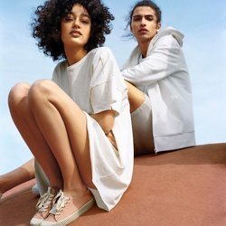 Modelos con ropa en color blanco de la primera colección sostenible de Pull & Bear 2018