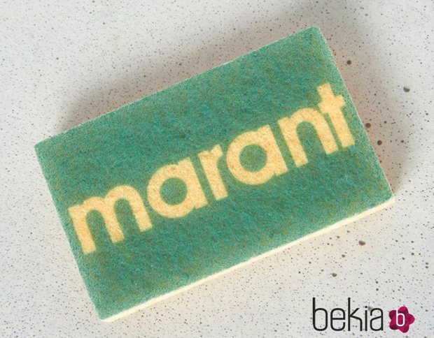 Un estropajo con el logo estampado es la pieza estrella de la colección de Isabel Marant