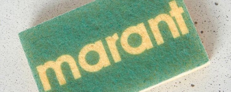 Un estropajo con el logo estampado es la pieza estrella de la colección de Isabel Marant