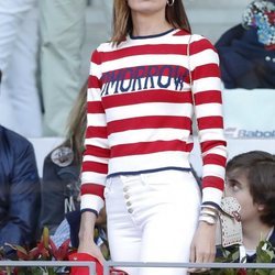 Nieves Álvarez con un veraniego estampado en la Caja Mágica
