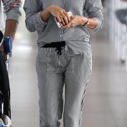 El cómodo conjunto de camisa y pantalón que escogió Irina Shayk para viajar