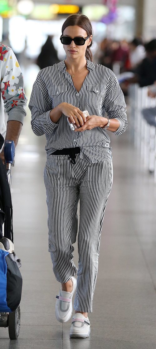 El cómodo conjunto de camisa y pantalón que escogió Irina Shayk para viajar