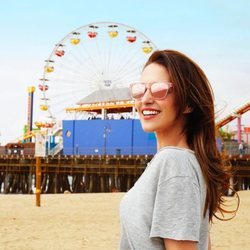 Modelo en rosa de las gafas de sol diseñadas por Paula Echevarría para Hawkers
