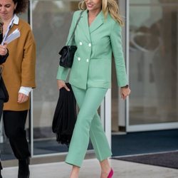 Judit Mascó en Cannes con un traje de chaqueta en tono verde menta