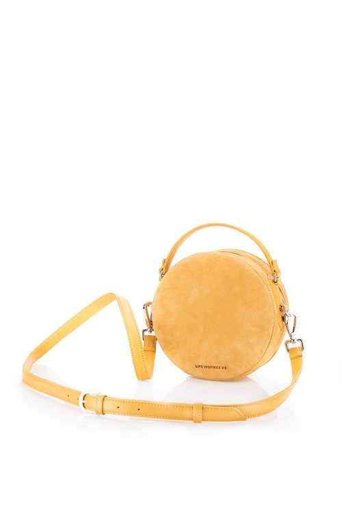 Bolso bombonera mostaza de la firma Salsa 2018