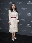 Salma Hayek con un vestido semitransparente para dar su discurso a favor de la mujer