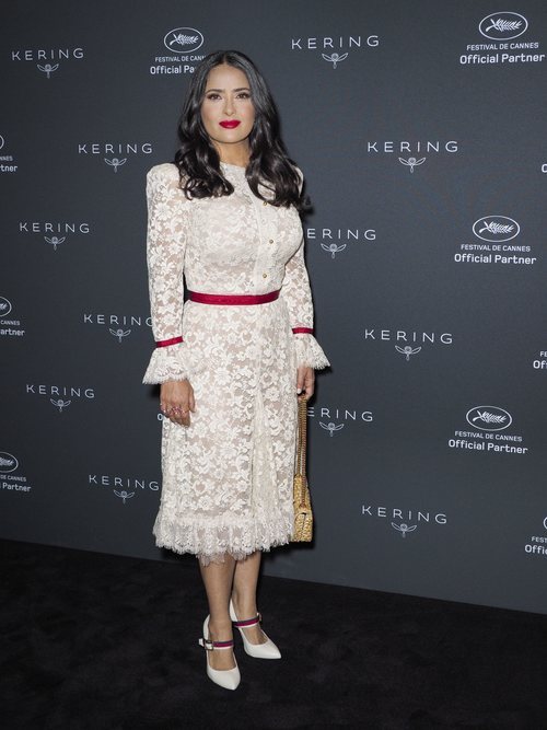 Salma Hayek con un vestido semitransparente para dar su discurso a favor de la mujer