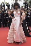 Maria Borges en la alfombra roja de Cannes con un vestido con cola de gasa