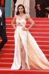 Adriana Lima luce un vestido en tono crema con aberturas en Cannes