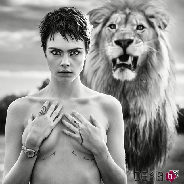 Cara Delevingne posa ante un león como nueva embajadora de TAG Heuer