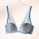 Bralette en azul de la nueva campaña de Intimissimi