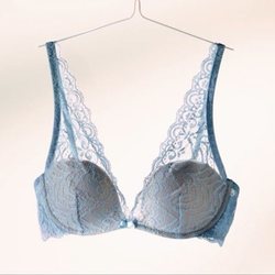 Bralette en azul de la nueva campaña de Intimissimi