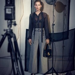 Jennifer Lawrence con una blusa y un pantalón de la nueva colección de Dior 2018