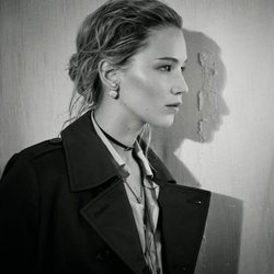 Jennifer Lawrence posando para la nueva colección de Dior 2018