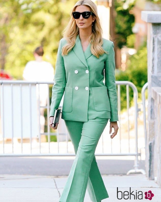 Ivanka Trump con un traje de Sandro Paris en las calles de Washington