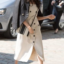 Meghan Markle con un vestido a rayas de Altuzarra en un acto oficial en Londres